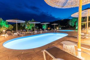 Der Swimmingpool an oder in der Nähe von Cape Blue Suites