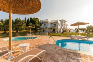 Der Swimmingpool an oder in der Nähe von Cape Blue Suites