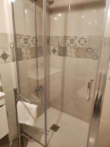 La salle de bains est pourvue d'une douche avec une porte en verre. dans l'établissement Recanto da Encosta - T2, à Bragance