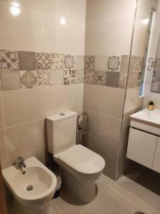 uma casa de banho com um WC e um lavatório em Recanto da Encosta - T2 em Brangança