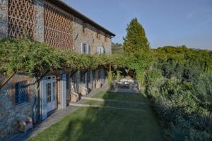 einen Blick auf den Garten eines Gebäudes ohne Außenfenster in der Unterkunft Luxury Pool Villa Oliveto in Ciciana