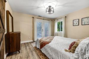 un dormitorio con una cama y una ventana en Buckthorn Beauty, en Descanso