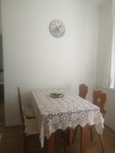 uma mesa de jantar com cadeiras e um prato na parede em Antik Apartman em Veszprém