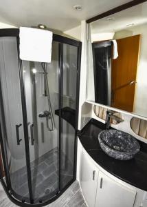 Vonios kambarys apgyvendinimo įstaigoje Luxury Life