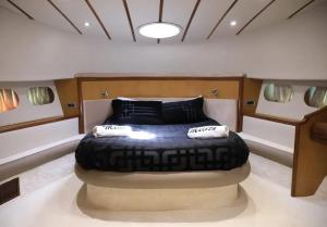 1 cama grande en medio de un barco en Luxury Life, en Milas