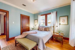 - une chambre avec un grand lit et une fenêtre dans l'établissement Casa Seranada, à Lakeland