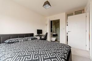 1 dormitorio con 1 cama y escritorio con ordenador en Private Double bedroom en Thringstone