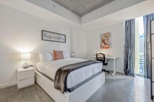 Ένα ή περισσότερα κρεβάτια σε δωμάτιο στο Cozy Downtown Pad- Luxe Rooftop pool gym and more