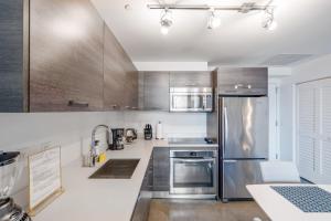 Η κουζίνα ή μικρή κουζίνα στο Cozy Downtown Pad- Luxe Rooftop pool gym and more