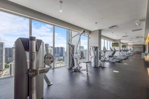 Fitnesscenter och/eller fitnessfaciliteter på Cozy Downtown Pad- Luxe Rooftop pool gym and more