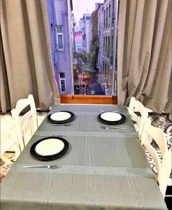 uma mesa com pratos com vista para uma cidade em LÎLAV Home Taksim 1 em Istambul