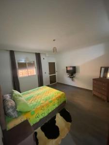 ein Schlafzimmer mit einem Bett und einem TV in der Unterkunft Pour Les FAMILLES Super et magnifique Appartement in Safi