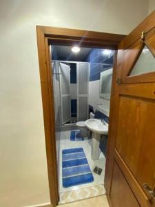 a bathroom with a toilet and a sink at Pour Les FAMILLES Super et magnifique Appartement in Safi +6 photos