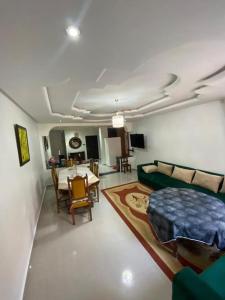 ein Wohnzimmer mit einem Bett und einem Esszimmer in der Unterkunft Pour Les FAMILLES Super et magnifique Appartement in Safi