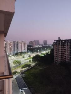 - un balcon offrant une vue sur une ville avec des bâtiments dans l'établissement Quality Barra Jacarepaguá, à Rio de Janeiro