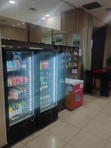 - un réfrigérateur dans un magasin avec des boissons dans l'établissement Quality Barra Jacarepaguá, à Rio de Janeiro