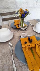 Scardino Trulli في لوكوروتوندو: طاولة عليها صحون و إناء من الزهور