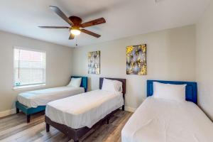 2 camas en una habitación con ventilador de techo en Lake Tawakoni Thrill, en West Tawakoni