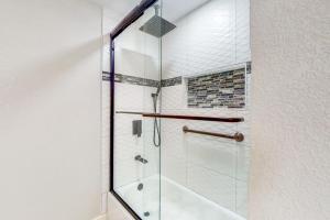 una ducha con puerta de cristal en un baño en Lake Tawakoni Thrill, en West Tawakoni 31 fotos más