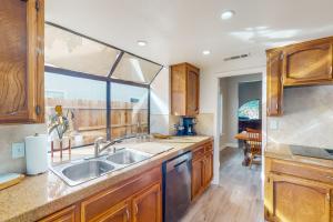cocina con fregadero y ventana grande en Localish, en Fresno
