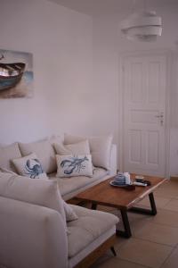 salon z kanapą i stolikiem kawowym w obiekcie Villa Giulia, seaview villa w mieście Ios (Chora)