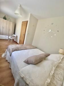 Łóżko lub łóżka w pokoju w obiekcie Casa las Hiedras