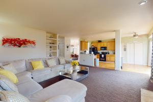ein Wohnzimmer mit einem weißen Sofa und einer Küche in der Unterkunft It's Always Sunny in Sykesville in Sykesville