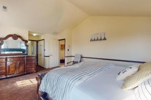 Schlafzimmer mit einem Bett, einer Kommode und einem Spiegel in der Unterkunft It's Always Sunny in Sykesville in Sykesville