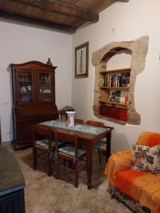 uma sala de estar com uma mesa e um sofá em Casa Profumo d' Estate em Pitigliano