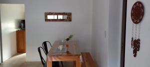 uma sala de jantar com uma mesa de madeira e cadeiras em EL CARMEL em Paraná