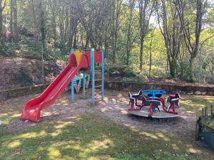 Herní místnost nebo prostor pro děti v ubytování Casa da Barragem