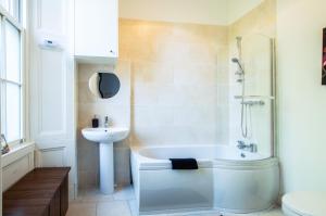 een badkamer met een wastafel, een bad en een toilet bij The Heart of Newington in Edinburgh