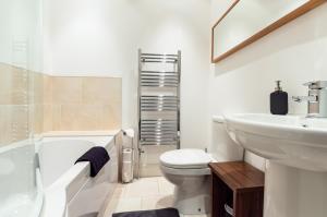 een witte badkamer met een wastafel en een toilet bij The Heart of Newington in Edinburgh