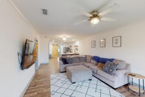 - un salon avec un canapé et un ventilateur de plafond dans l'établissement The Modern Farmhouse Cottage, à Wichita Falls