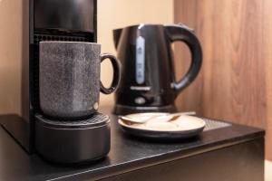 Facilități de preparat ceai și cafea la ONE TWO FOUR - Hotel & Spa