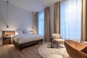 Un pat sau paturi într-o cameră la ONE TWO FOUR - Hotel & Spa