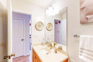 un baño con lavabo y espejo en Bloomington Beauty, en Bloomington 28 fotos más