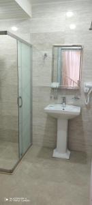 ein Bad mit einem Waschbecken und einem Spiegel in der Unterkunft River View Villas in Qusar