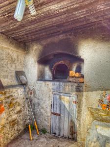 un horno de ladrillo con un poco de pan encima en Casa Cilento nel Verde, en Rutino