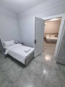 Postel nebo postele na pokoji v ubytování ReveL HoteL