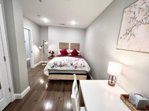 Un dormitorio con una cama con almohadas rojas. en 307 Kyoto style 1BDR Apt in center city en Filadelfia