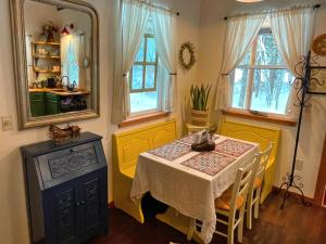 - une salle à manger avec une table et un miroir dans l'établissement Kataluma Inn, Sandpoint, Idaho - entire cozy cabin, à Sandpoint