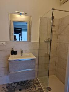 W łazience znajduje się umywalka i prysznic. w obiekcie Loft a 30 metri dalla Spiaggia w mieście LʼAnnunziata