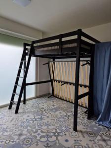 Etagenbett mit Leiter in einem Zimmer in der Unterkunft Loft a 30 metri dalla Spiaggia in LʼAnnunziata