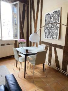 uma sala de jantar com mesa e cadeiras em Appartement Paris rue Montorgueil em Paris