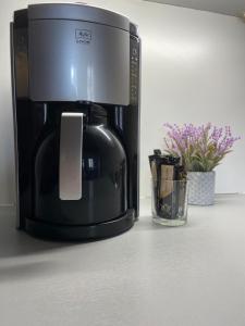 uma máquina de café sentada em cima de um balcão em Appartement Paris rue Montorgueil em Paris