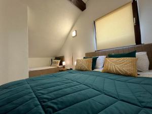 ヴィソコにあるResidence Green Pool & SPAのベッドルーム(緑色の大型ベッド、枕付)