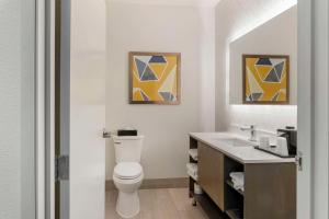 Koupelna v ubytování Comfort Suites