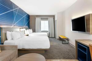 Postel nebo postele na pokoji v ubytování Comfort Suites