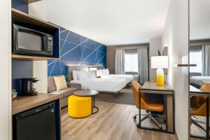 Postel nebo postele na pokoji v ubytování Comfort Suites
